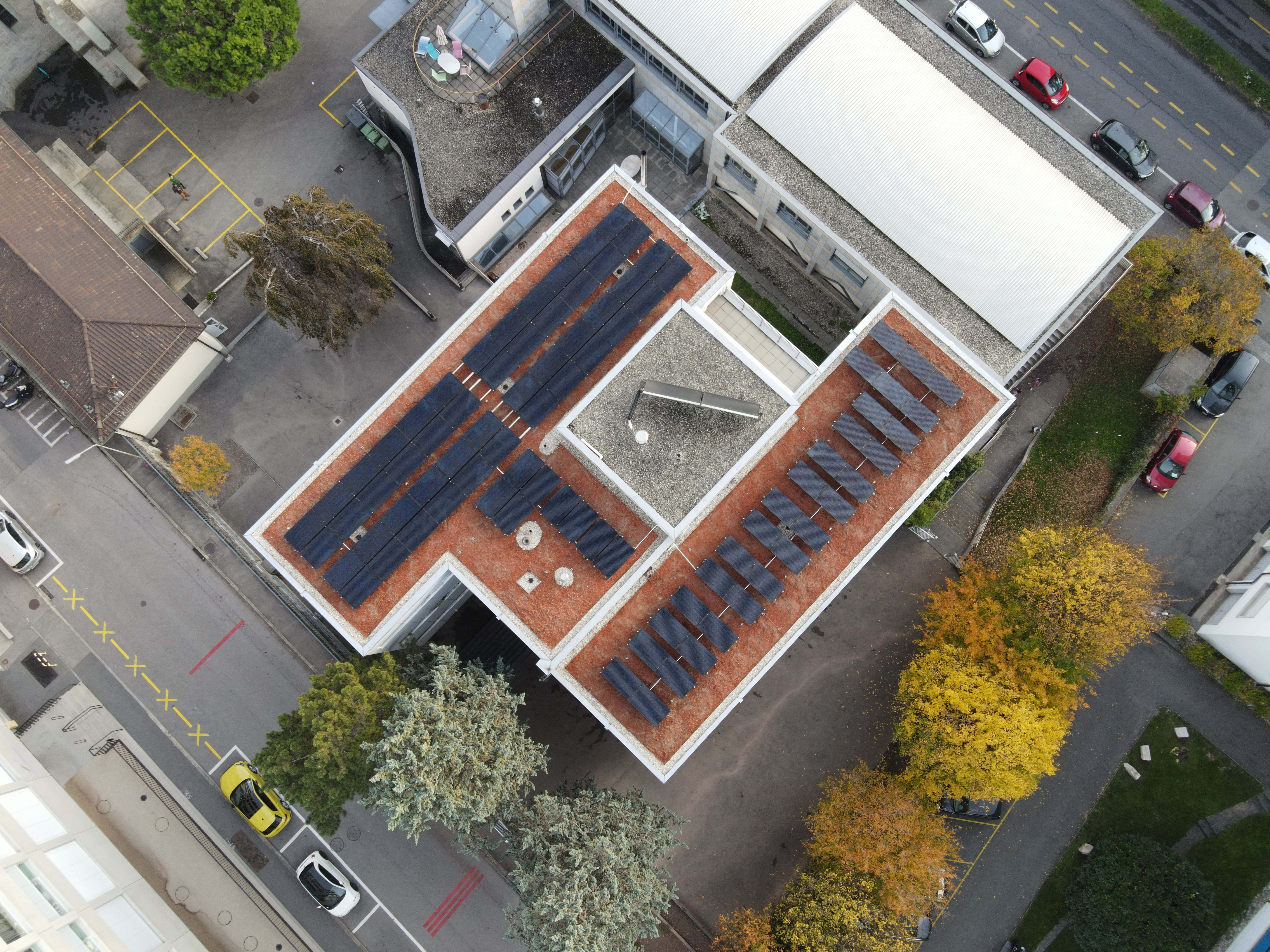 86 nouveaux panneaux solaires ornent le toit de l'école de la Part-Dieu à Vevey